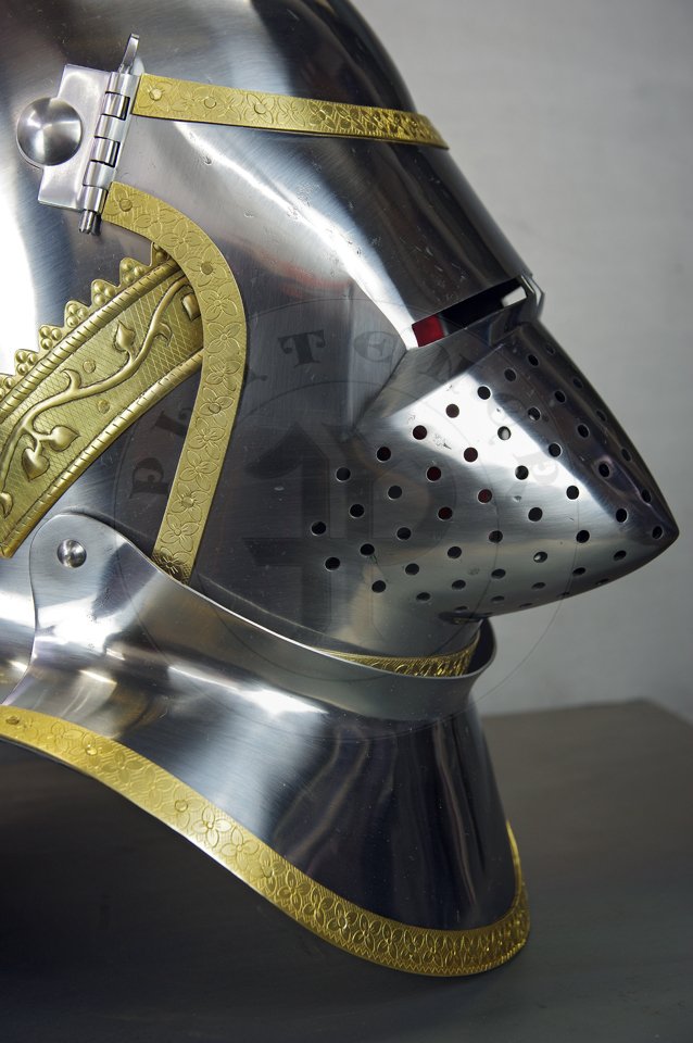 The great bascinet in English style for Agincourt battle period. Demi-greaves connected with greaves on rotary pin. Made of high quality mild steel of 2 mm and 1,5 mm thickness. Heat hardened and tempered up to 34 HRC. Brass bands decoration motive based on example visible on Henry V tournament helm. Brow plate and vervelles cover is interpretation based on few effigies from this period. Weight 6 kg./ Wielki bascinet w stylu angielskim na okres bitwy pod Agincourt. Wykonany z wysokiej jakoci stali niskowglowej o gruboci 2 mm i 1,5 mm. Hartowany i odpuszczany do 34 HRC. Mosine listwy dekoracyjne z motywem wzorowanym na hemie turniejowym Henryka V. Pozostae dekoracje s interpretacj wzorowan na kilku nagrobkach z epoki. Waga 6 kg.